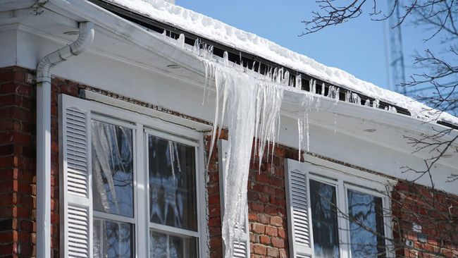 Bevroren dakgoot met ijspegels - voorkomen? pas elektrische dakgootverwarming toe