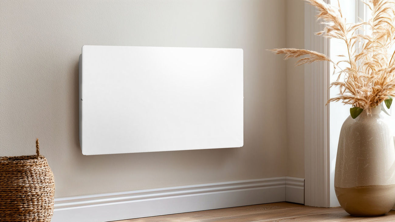 Modernes Wohnzimmer mit Konvektor Speicherheizung an der Wand