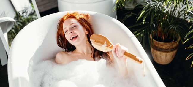 Vrouw in bad warm water zonder gas