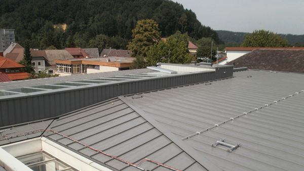 Nieuwbouw hoogte verschil in daken zorgt voor sneeuwophoping. Voorkom sneeuwophoping met elektrische dakverwarming.