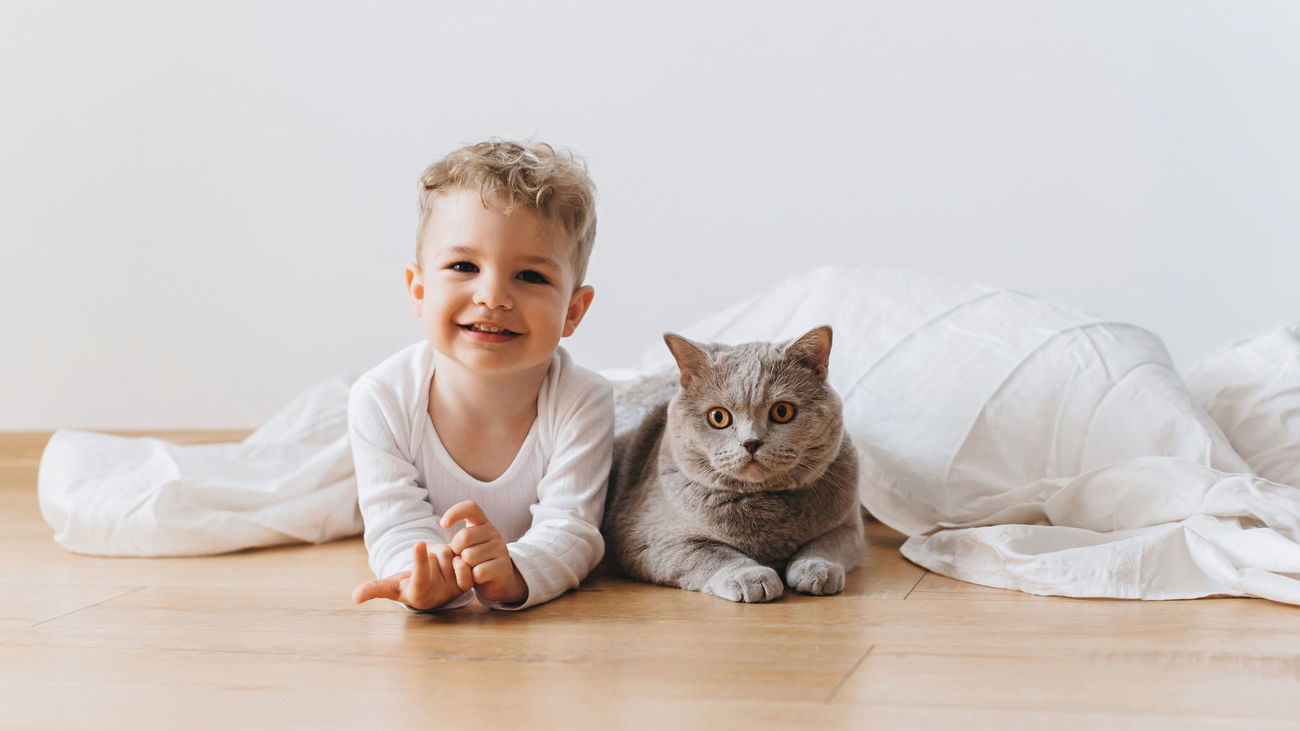 Een warme vloer met kind en kat